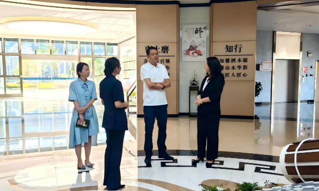 貴陽市商務(wù)局副局長施京調(diào)研貴州醬酒集團(tuán)南明區(qū)生產(chǎn)基地